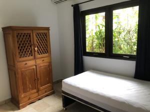 een slaapkamer met een bed, een dressoir en een raam bij Villa Jasri 3 - 2 in Jasri