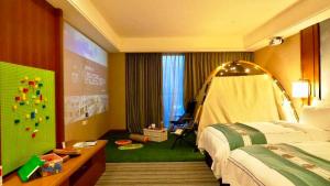 um quarto de hotel com um quarto com uma cama e um ecrã em Fullon Hotel Tamsui Fishermen's Wharf em Tamsui