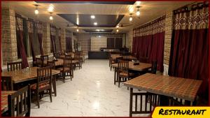 Kanha Resort tesisinde bir restoran veya yemek mekanı