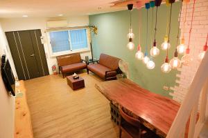 un salon avec un canapé et une table en bois dans l'établissement PUSU Inn, à Tainan 28 autres photos