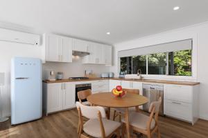 Una cocina con una mesa con un bol de fruta encima. en Megalong Valley Lookout Cottage, en Katoomba