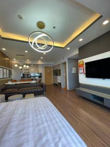 uma grande sala de estar com um sofá e uma televisão em FLC Sea Tower Quy Nhơn - Homostay em Quy Nhon