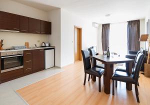 een keuken en eetkamer met een tafel en stoelen bij Seaside Garden 2 Bedroom Apartment For 41 Pax in Sunny Beach