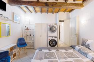 - une chambre avec un lave-linge dans l'établissement Casa Romantica, à Massa