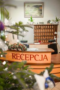 a desk with a sign that reads regrecía at Wołosań B&B in Cisna