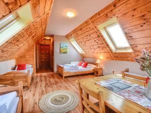 un soggiorno con soffitto in legno e tavolo di Gościniec Rabe - Agro&SPA a Ustrzyki Dolne