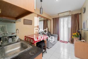 una cocina con fregadero y un sofá en una habitación en Apartemen Sentra Timur Residence - S&A Zada Property Tower Orange en Yakarta