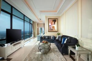 een woonkamer met een bank en een flatscreen-tv bij Panbil Residence Serviced Apartment in Batam Center