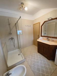 y baño con lavabo, ducha y espejo. en Sunset Rooms Dubrovnik, en Dubrovnik