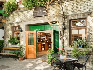 un edificio con una puerta verde y una mesa en Gästehaus Guntersblum, en Guntersblum