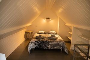 een slaapkamer met een bed met twee teddyberen erop bij Petite Maison située entre Saint-Malo et Cancale in Saint-Méloir-des-Ondes