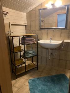 y baño con lavabo, espejo y toallas. en Haus Angelika, en Innerbraz