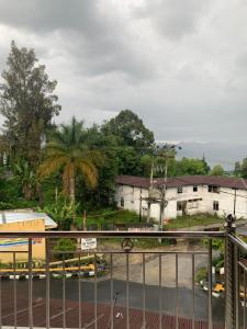 uma vista de um edifício a partir de uma ponte em Anna’S em Tuktuk Siadong