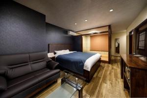 Rúm í herbergi á HOTEL HanaBi 長良の湯 -大人専用-