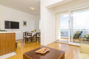 Televízia a/alebo spoločenská miestnosť v ubytovaní Medi Apartment