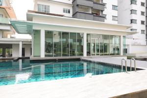 een zwembad voor een gebouw bij Cozy 2 bedroom w Pool - 6 Pax - Kajang in Kajang