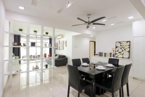 een eetkamer en een woonkamer met een tafel en stoelen bij Cozy 2 bedroom w Pool - 6 Pax - Kajang in Kajang