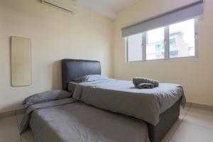 twee bedden in een kamer met een raam bij Cozy 2 bedroom w Pool - 6 Pax - Kajang in Kajang