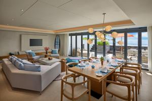 O zonă de relaxare la Premier Residences Phu Quoc Emerald Bay Managed by Accor
