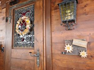 uma porta de madeira com uma coroa de flores em Burehüsli Axalp em Axalp