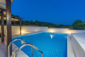 Πισίνα στο ή κοντά στο Holiday home with swimming pool Villa Camellia +6 φωτογραφίες