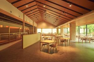 Sansuiso Tsuchiyu Spa في فوكوشيما: منطقة لتناول الطعام مع طاولات وكراسي في مبنى