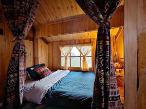Bett in einem Zimmer in einem Holzhaus in der Unterkunft Indi house in Sa Pa
