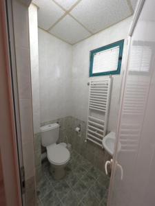 ブラゴエヴグラトにあるHotel Orientのバスルーム(トイレ、洗面台付)