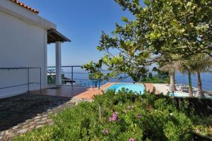 a villa with a swimming pool and the ocean at Casa Erika - Apartamentos el Almendro in Los Llanos de Aridane