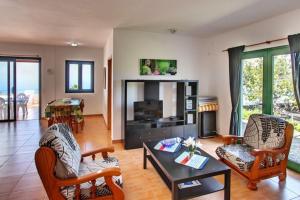 a living room with a coffee table and chairs at Casa Erika - Apartamentos el Almendro in Los Llanos de Aridane