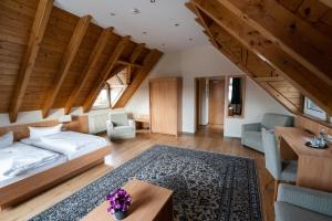 ein Schlafzimmer mit einem Bett und ein Wohnzimmer in der Unterkunft Hotel am Stadthaus in Neuenburg am Rhein