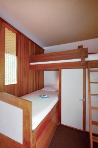 sypialnia z 2 łóżkami piętrowymi w łodzi w obiekcie Résidence Pierre & Vacances Le Gypaète w Val Thorens