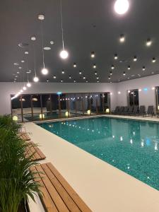 a large swimming pool in a large building with at Crama Jelna Resort & Spa in Orheiu Bistriţei