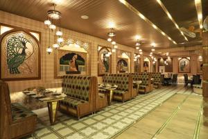 MUGHAL MAHAL HOTEL餐厅或其他用餐的地方