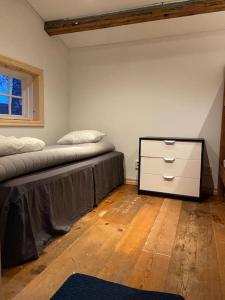 1 dormitorio con 1 cama con tocador y ventana en Cozy cabin with an amazing view, en Åre