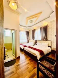 Postel nebo postele na pokoji v ubytování Bình Dương Đà Lạt Hotel