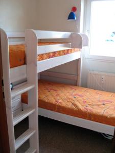 1 Schlafzimmer mit 2 Etagenbetten und einem Fenster in der Unterkunft Vier Jahreszeiten I 50 in Großenbrode