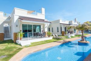 Gallery image of Oriental Beach Pearl Resort in Sam Roi Yot