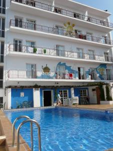 un hotel con piscina frente a un edificio en Hotel Mediterrani Express, en Calella