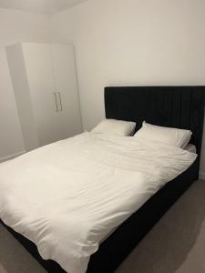 Defining Luxury, Comfort& Class2 في باركينغ: سرير أبيض كبير مع ملاءات ووسائد بيضاء