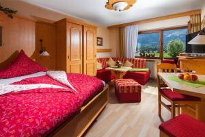 ein Hotelzimmer mit einem Bett und einem Wohnzimmer in der Unterkunft Ferienwohnung Drachllehen in Schönau am Königssee
