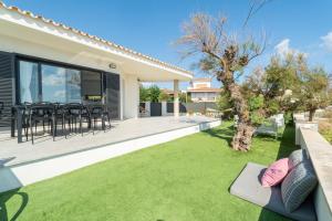 Ein Garten an der Unterkunft Seashore House " Es tamarells"