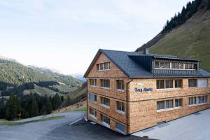 un edificio al lado de una montaña en Faschina Apartment - Top 1, en Fontanella