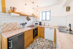 cocina con fregadero y lavavajillas en Apt neuf / tout confort / 7 mn d'Auxerre / Netflix 
