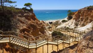 een groep trappen naar een strand bij EPIC SANA Algarve Hotel in Albufeira