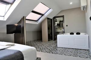 1 dormitorio con cama, bañera y lavamanos en Fly And Stay Airport Hotel, en Estambul