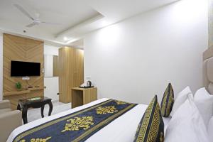 Μια τηλεόραση ή/και κέντρο ψυχαγωγίας στο Hotel Decent Suites - Delhi Airport