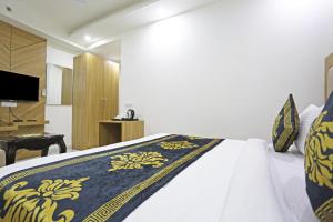 Μια τηλεόραση ή/και κέντρο ψυχαγωγίας στο Hotel Decent Suites - Delhi Airport