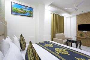 Μια τηλεόραση ή/και κέντρο ψυχαγωγίας στο Hotel Decent Suites - Delhi Airport