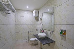 Ένα μπάνιο στο Hotel Decent Suites - Delhi Airport